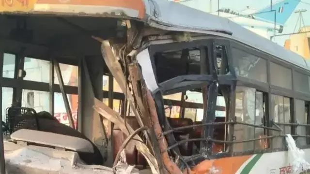धुंध के बीच हाथरस में सड़क हादसा, बस और मैक्स लोडर की भिड़ंत में छह लोग घायल धुंध के बीच हाथरस में सड़क हादसा, बस और मैक्स लोडर की भिड़ंत में छह लोग घायल
