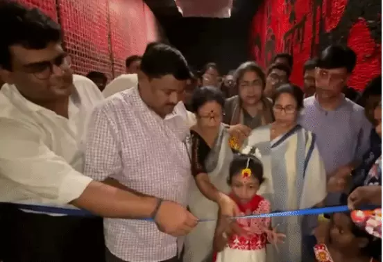 ममता बनर्जी पर चाकू से हमले की कोशिश, दुर्गा पंडाल जाते समय महिला ने किया हंगामा ममता बनर्जी पर चाकू से हमले की कोशिश, दुर्गा पंडाल जाते समय महिला ने किया हंगामा