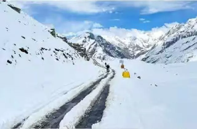 हिमाचल में बारिश और बर्फबारी का पूर्वानुमान, 17 तक रहेगा असर हिमाचल में बारिश और बर्फबारी का पूर्वानुमान, 17 तक रहेगा असर