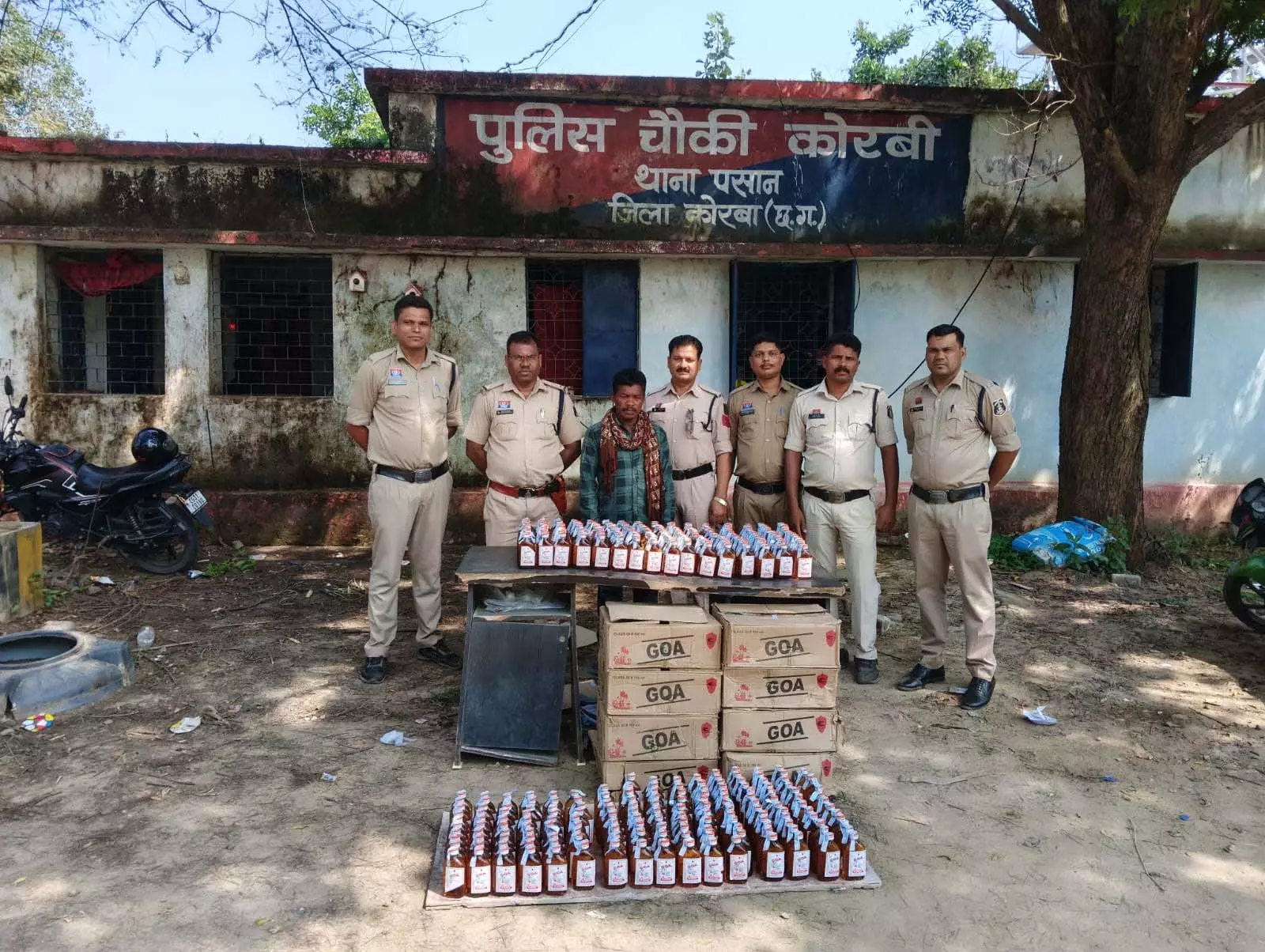 धान के खेत से निकली शराब की खेप, 389 पाव गोवा व्हिस्की जब्त, आरोपी गिरफ्तार धान के खेत से निकली शराब की खेप, 389 पाव गोवा व्हिस्की जब्त, आरोपी गिरफ्तार