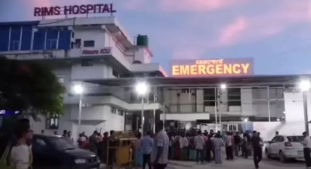 मणिपुर अस्पताल तोड़फोड़: डॉक्टरों पर लापरवाही का आरोप मणिपुर अस्पताल तोड़फोड़: डॉक्टरों पर लापरवाही का आरोप