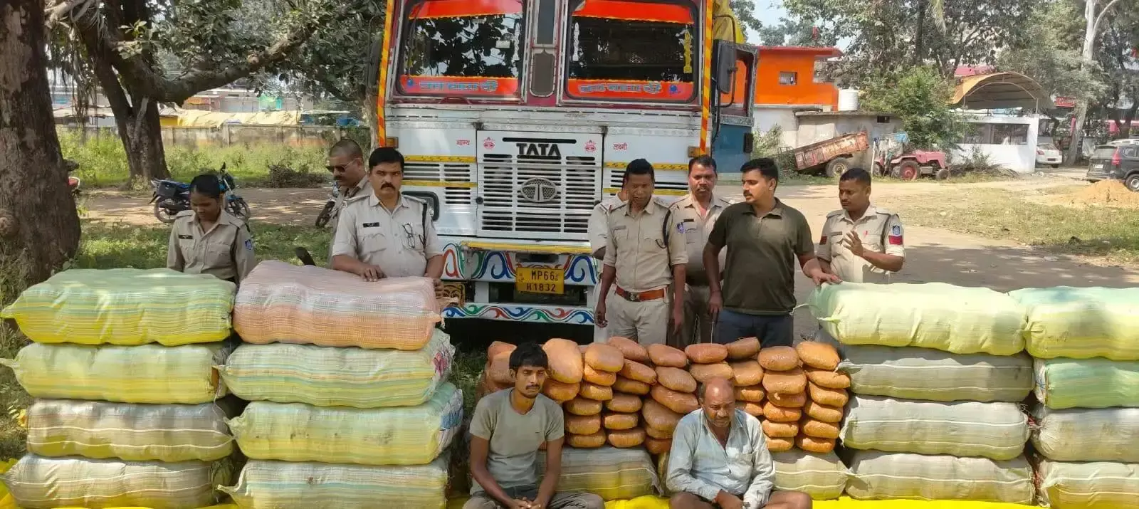 गांजा तस्करी का खुलासा, दो आरोपियों से 735 किलो से ज्यादा गांजा बरामद गांजा तस्करी का खुलासा, दो आरोपियों से 735 किलो से ज्यादा गांजा बरामद