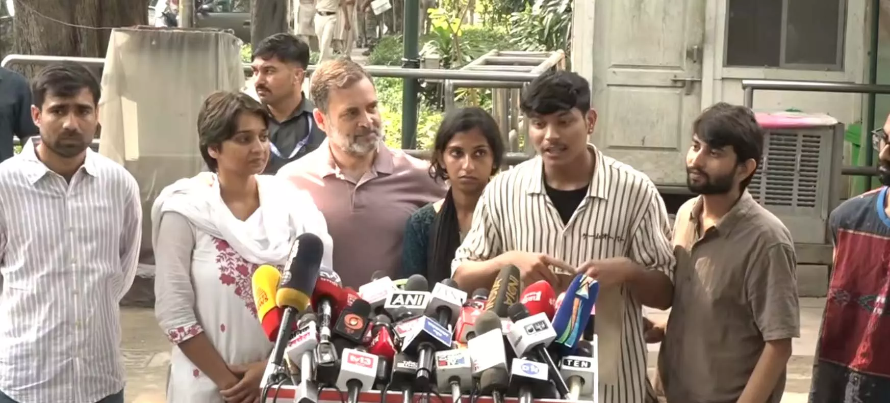 राहुल गांधी की पुलिस को चेतावनी, छात्रों से पुलिस बर्बरता के सबूत रखने को कहा राहुल गांधी की पुलिस को चेतावनी, छात्रों से पुलिस बर्बरता के सबूत रखने को कहा