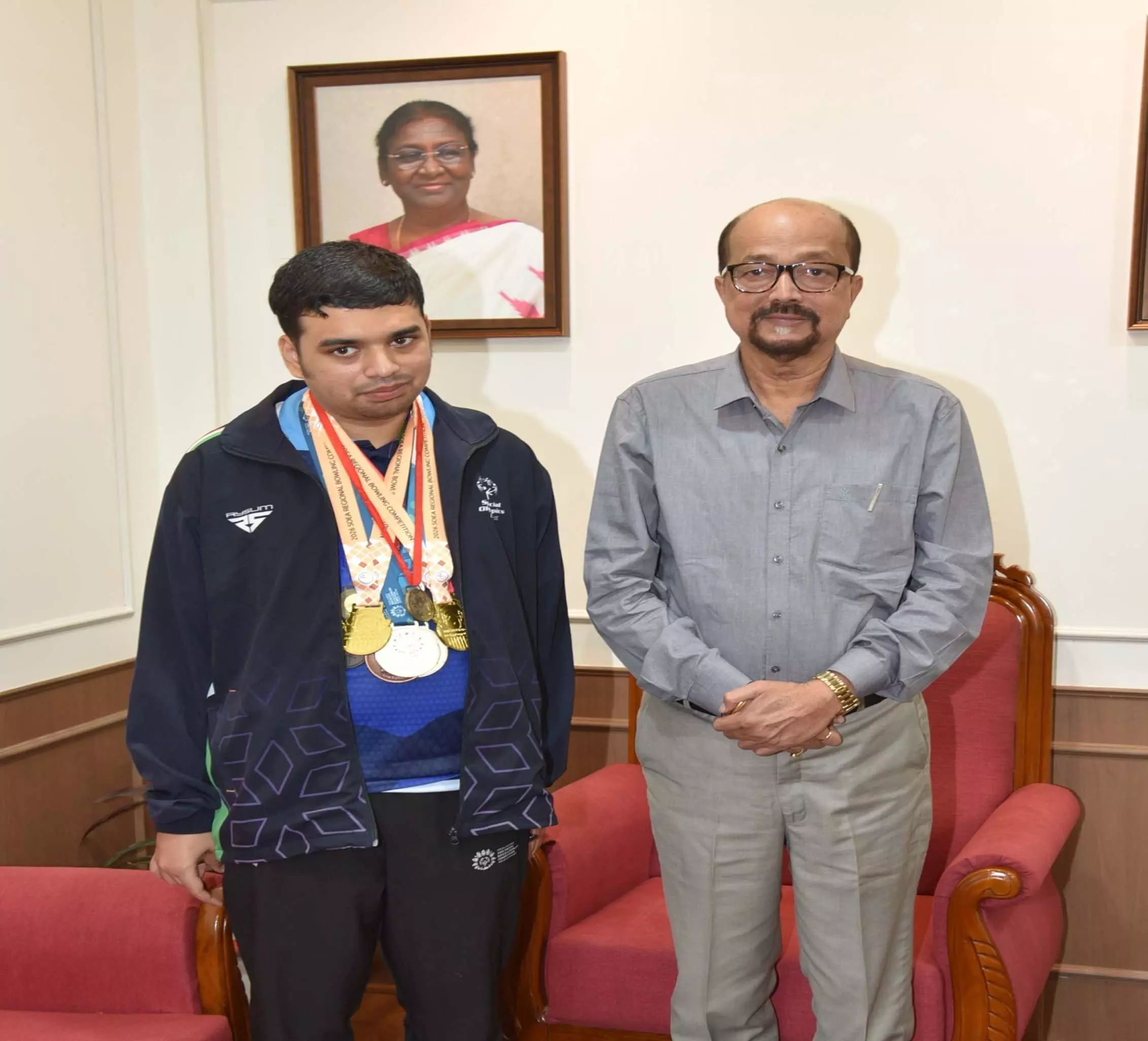 राज्यपाल रमेन डेका ने की विशेष ओलंपिक में स्वर्ण पदक विजेता इभानन साहू की सराहना राज्यपाल रमेन डेका ने की विशेष ओलंपिक में स्वर्ण पदक विजेता इभानन साहू की सराहना