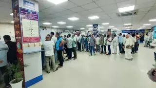 पति की मौत के बाद भी नहीं मानी हार, बैंक को लौटाने पड़े लाखों पति की मौत के बाद भी नहीं मानी हार, बैंक को लौटाने पड़े लाखों