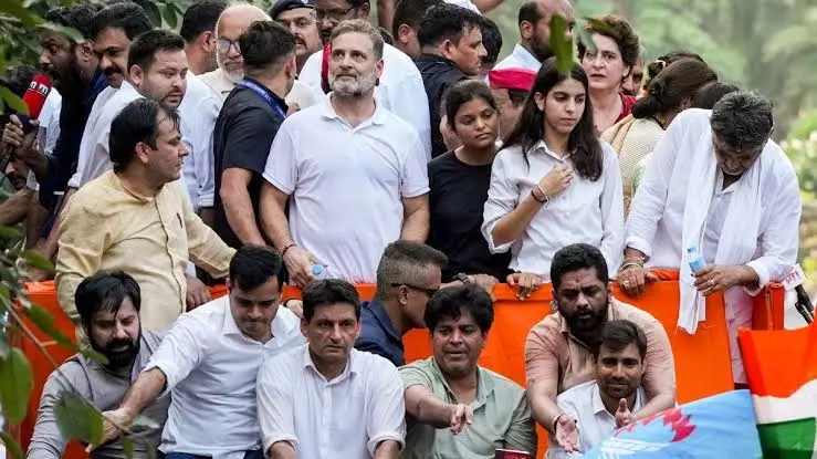SIR और मुख्य चुनाव आयुक्त के इस्तीफे की मांग पर प्रदर्शन, राहुल गांधी के सामने छात्रों ने रखी बात SIR और मुख्य चुनाव आयुक्त के इस्तीफे की मांग पर प्रदर्शन, राहुल गांधी के सामने छात्रों ने रखी बात