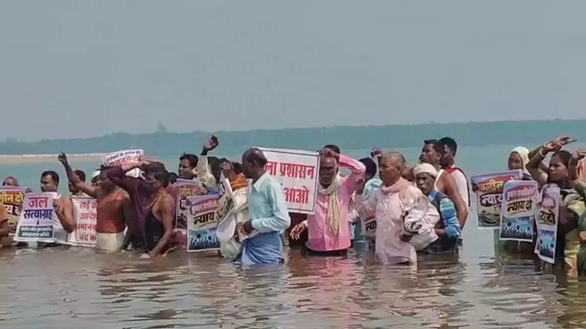 गंगरेल बांध प्रभावितों का जल सत्याग्रह, तीसरे दिन 9 लोगों की बिगड़ी तबीयत गंगरेल बांध प्रभावितों का जल सत्याग्रह, तीसरे दिन 9 लोगों की बिगड़ी तबीयत