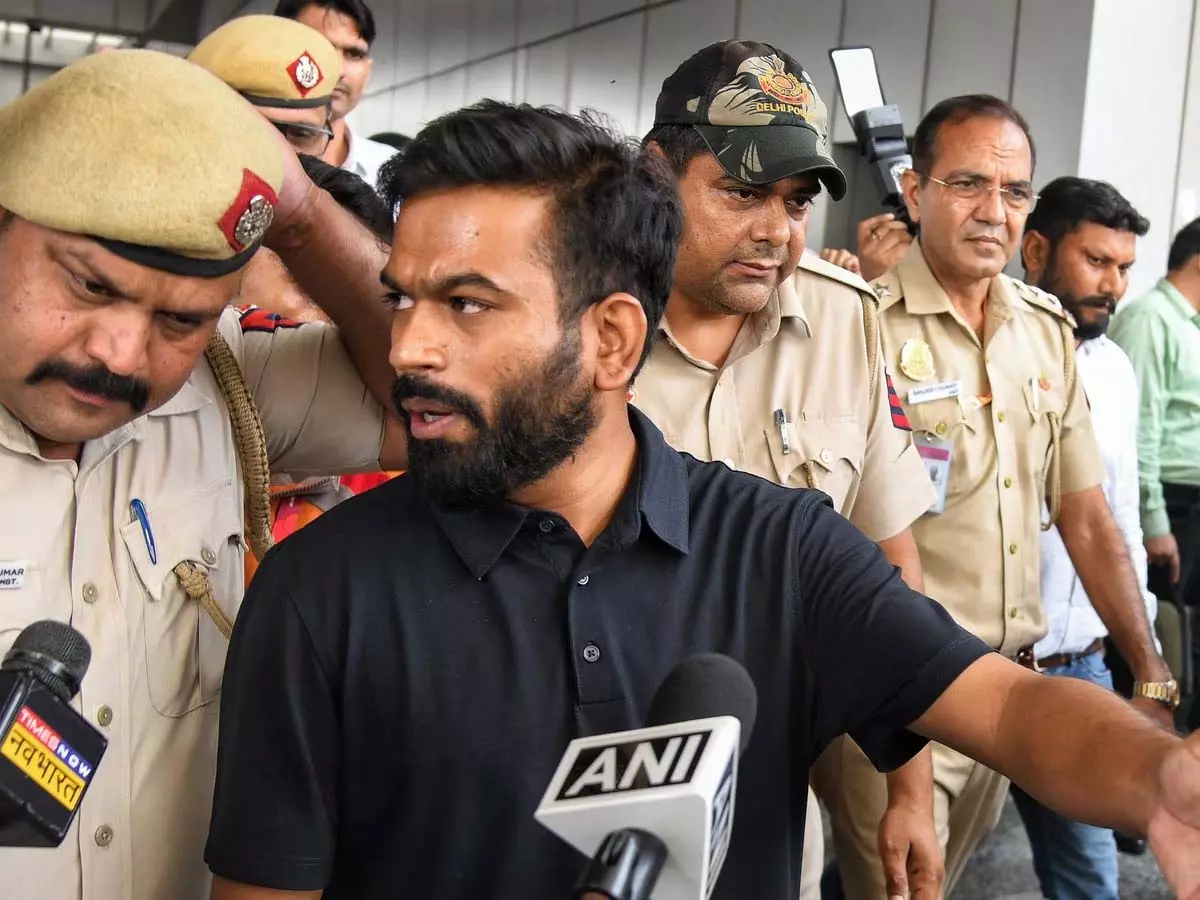 IGI एयरपोर्ट पर कॉकरोच अभिजीत दीपके का विरोध IGI एयरपोर्ट पर कॉकरोच अभिजीत दीपके का विरोध