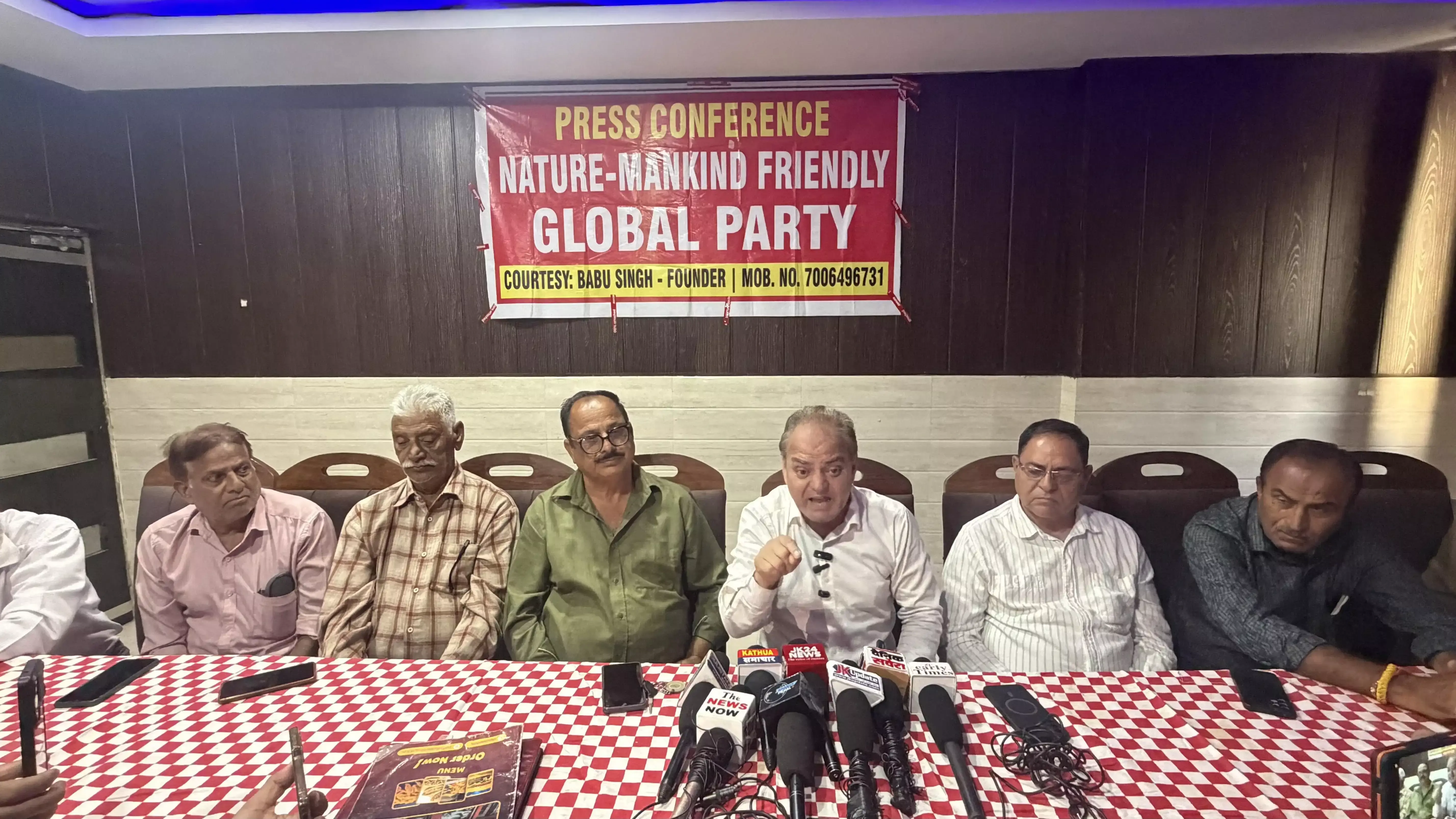 जम्मू-कश्मीर के राज्य के दर्जे की बहाली की मांग उठाई जम्मू-कश्मीर के राज्य के दर्जे की बहाली की मांग उठाई