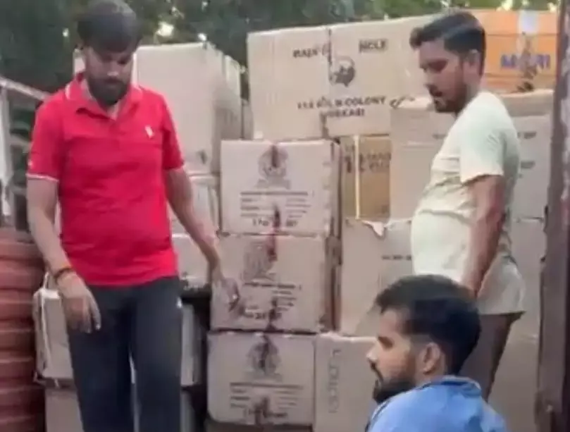पटाखों के अवैध भंडारण पर शिकंजा, गोदाम से भारी खेप मिली पटाखों के अवैध भंडारण पर शिकंजा, गोदाम से भारी खेप मिली