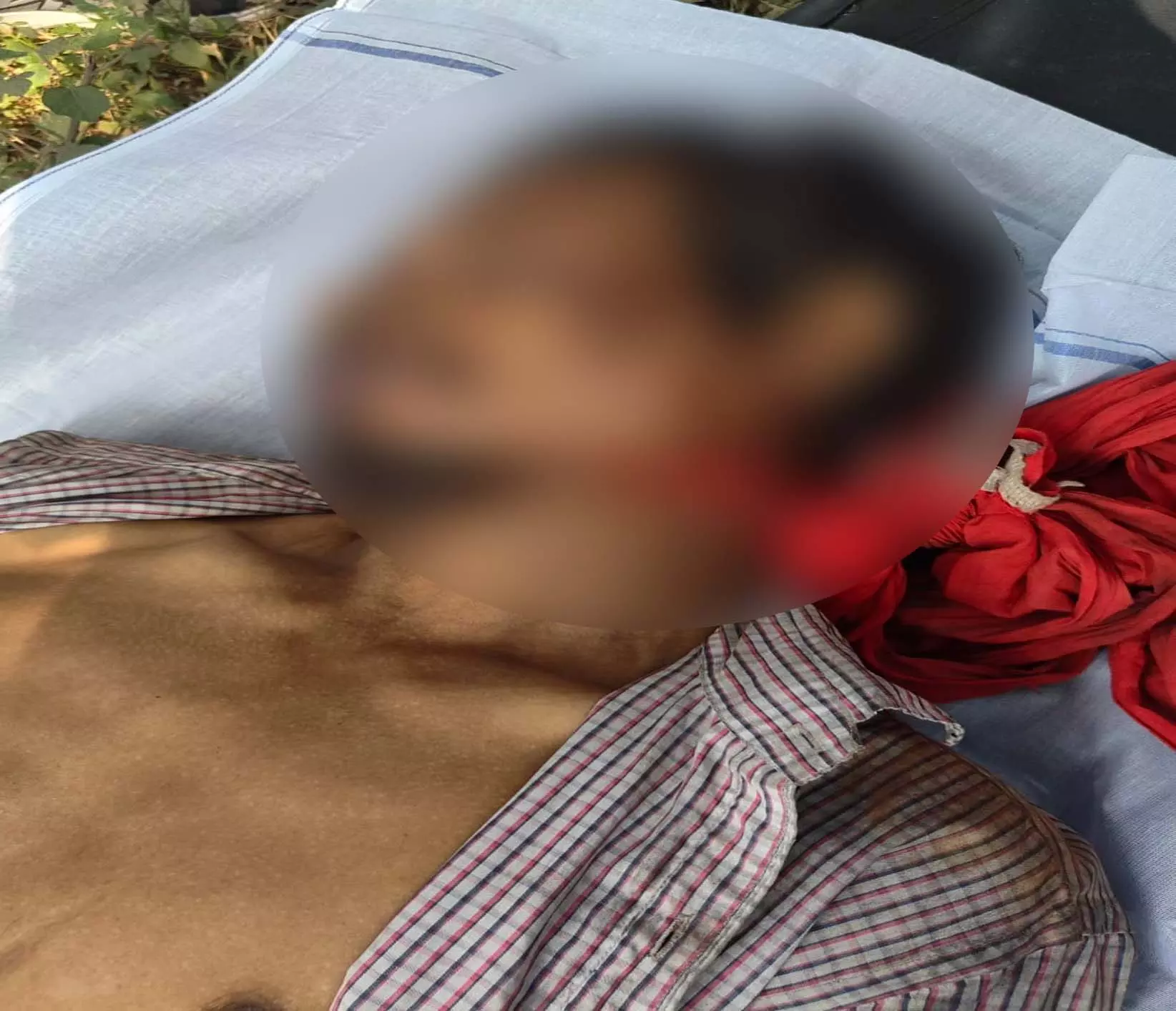 साइन बोर्ड पर लटका मिला अज्ञात युवक का शव, इलाके में सनसनी साइन बोर्ड पर लटका मिला अज्ञात युवक का शव, इलाके में सनसनी