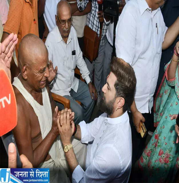 13 बच्चों की मौत से मातम चिराग पासवान ने अधिकारियों को लगाई फटकार 13 बच्चों की मौत से मातम चिराग पासवान ने अधिकारियों को लगाई फटकार