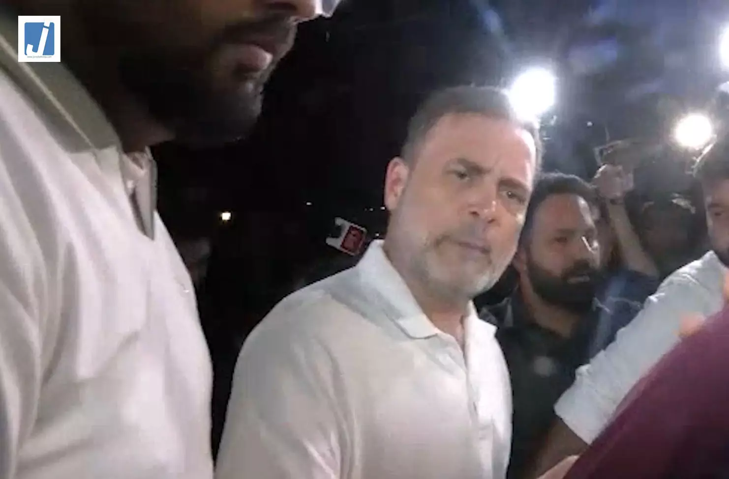 इंडिया गेट पर धरने पर बैठा अंकिता का परिवार, मिलने पहुंचे राहुल गांधी इंडिया गेट पर धरने पर बैठा अंकिता का परिवार, मिलने पहुंचे राहुल गांधी
