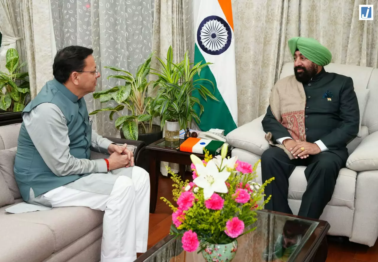लोकभवन पहुंचे CM पुष्कर सिंह धामी, राज्यपाल गुरमीत सिंह से की शिष्टाचार मुलाकात लोकभवन पहुंचे CM पुष्कर सिंह धामी, राज्यपाल गुरमीत सिंह से की शिष्टाचार मुलाकात