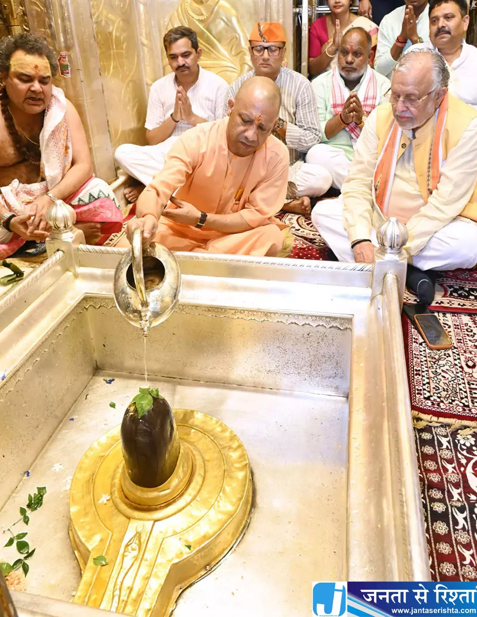CM योगी ने किए बाबा विश्वनाथ के दर्शन विधि विधान से की पूजा अर्चना CM योगी ने किए बाबा विश्वनाथ के दर्शन विधि विधान से की पूजा अर्चना