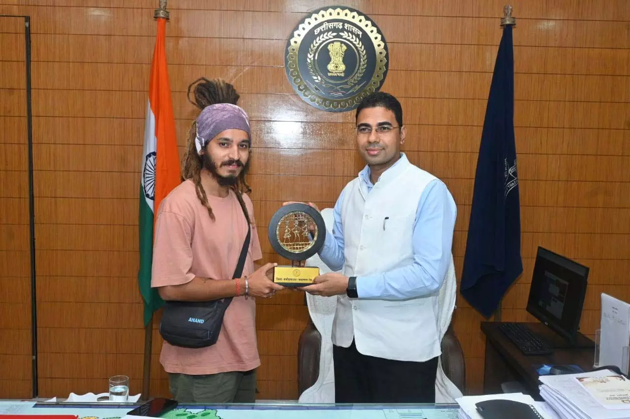 देशभर मे पदयात्रा करने वाले सौरभ देवांगन का कलेक्टर कुलदीप शर्मा ने किया सम्मान देशभर मे पदयात्रा करने वाले सौरभ देवांगन का कलेक्टर कुलदीप शर्मा ने किया सम्मान