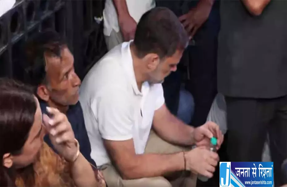 अंकिता भंडारी के माता पिता से मिले राहुल प्रियंका गांधी अंकिता भंडारी के माता पिता से मिले राहुल प्रियंका गांधी