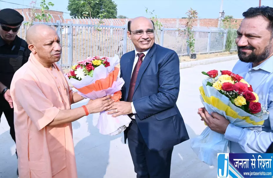 वाराणसी में CM योगी ने किया फैक्ट्री निरीक्षण वाराणसी में CM योगी ने किया फैक्ट्री निरीक्षण