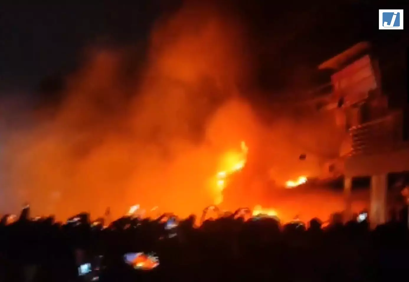 FIRE BREAKING: ट्रांसफॉर्मर में भीषण आग, धमाके के बाद बाजार में अफरा-तफरी FIRE BREAKING: ट्रांसफॉर्मर में भीषण आग, धमाके के बाद बाजार में अफरा-तफरी