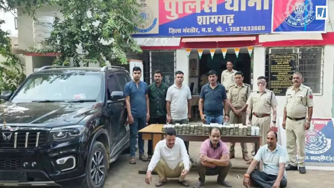 बिना नंबर की स्कॉर्पियो से 1.29 करोड़ कैश बरामद, सरपंच समेत तीन हिरासत में बिना नंबर की स्कॉर्पियो से 1.29 करोड़ कैश बरामद, सरपंच समेत तीन हिरासत में