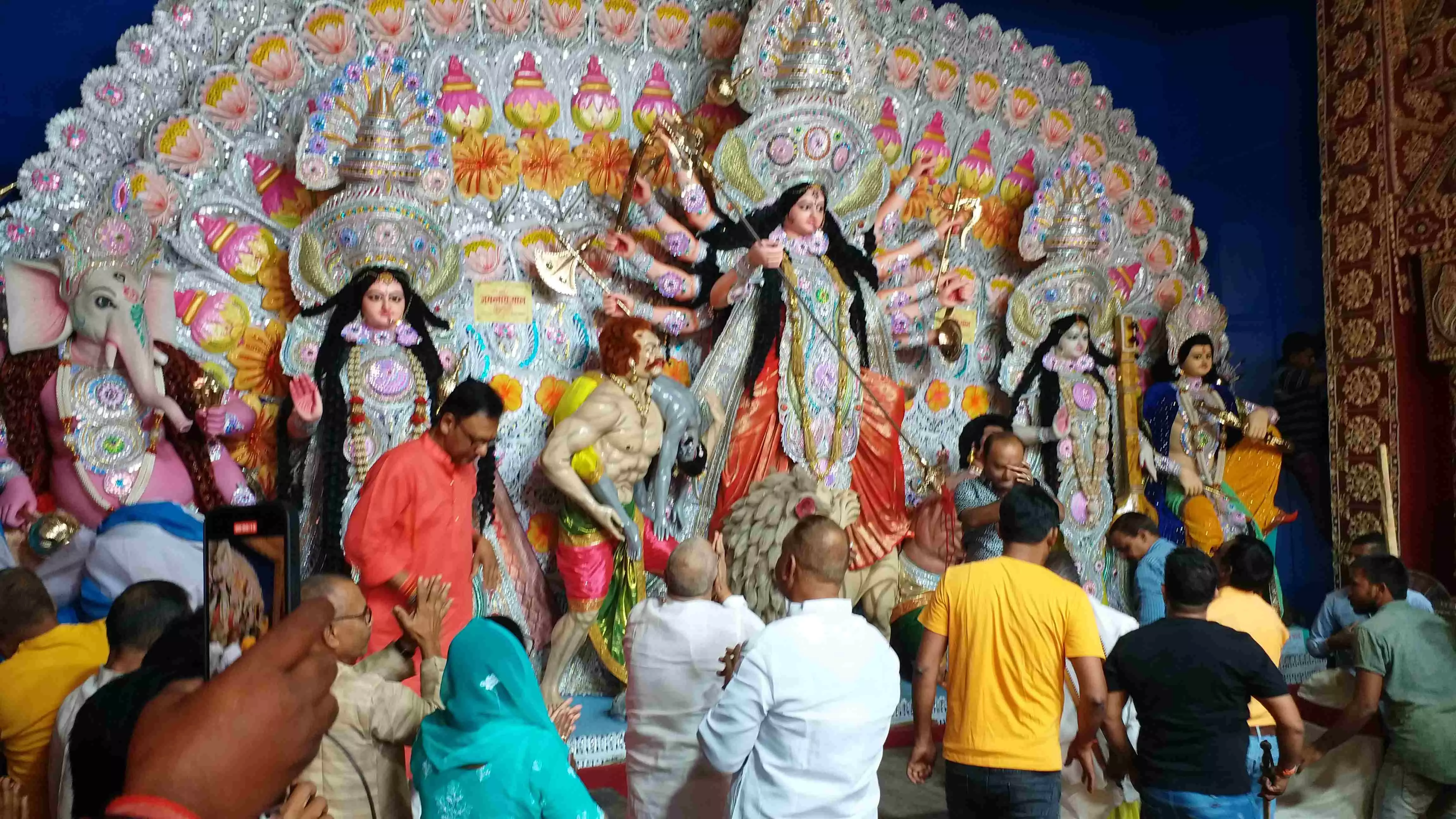 बंगाल की जेलों में दुर्गा पूजा की धूम, महिला कैदियों को नई साड़ी बंगाल की जेलों में दुर्गा पूजा की धूम, महिला कैदियों को नई साड़ी