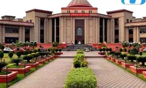 सड़कों की बदहाली पर हाईकोर्ट नाराज, मुख्य सचिव से मांगी पालन की जानकारी सड़कों की बदहाली पर हाईकोर्ट नाराज, मुख्य सचिव से मांगी पालन की जानकारी