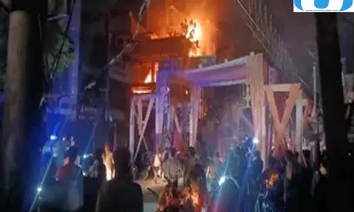 आधी रात कपड़ों के शोरूम में भड़की आग, गोदाम भी चपेट में, मौके पर पहुंची दमकल आधी रात कपड़ों के शोरूम में भड़की आग, गोदाम भी चपेट में, मौके पर पहुंची दमकल