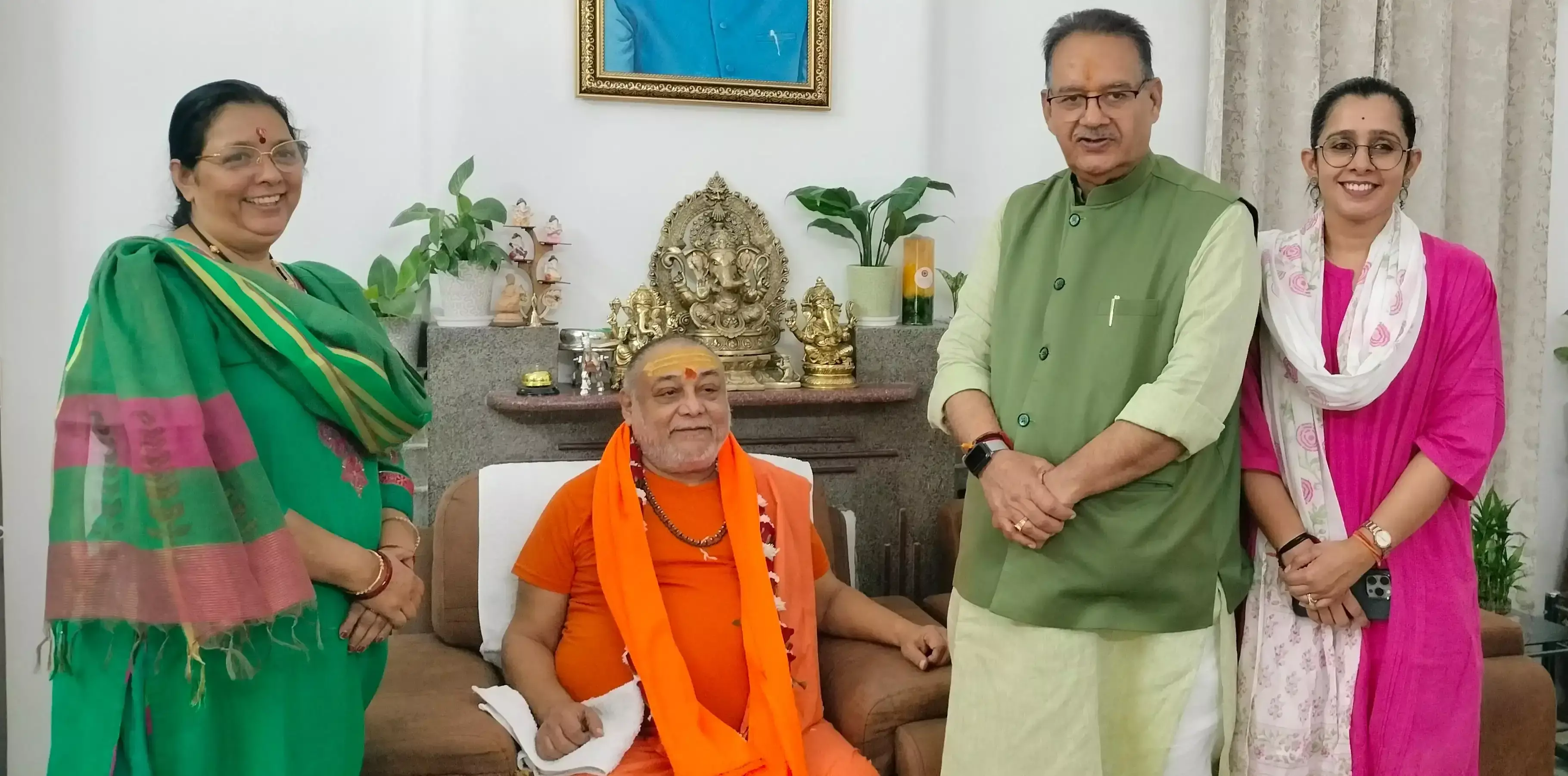 जगद्गुरु राजराजेश्वराश्रम से आशीर्वाद लेकर लौटे मंत्री गणेश