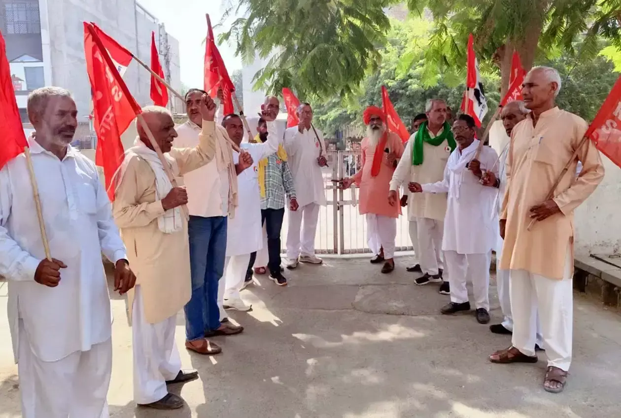 फसल खरीद व्यवस्था के खिलाफ किसानों का गुस्सा, कार्यालय पर ताला
