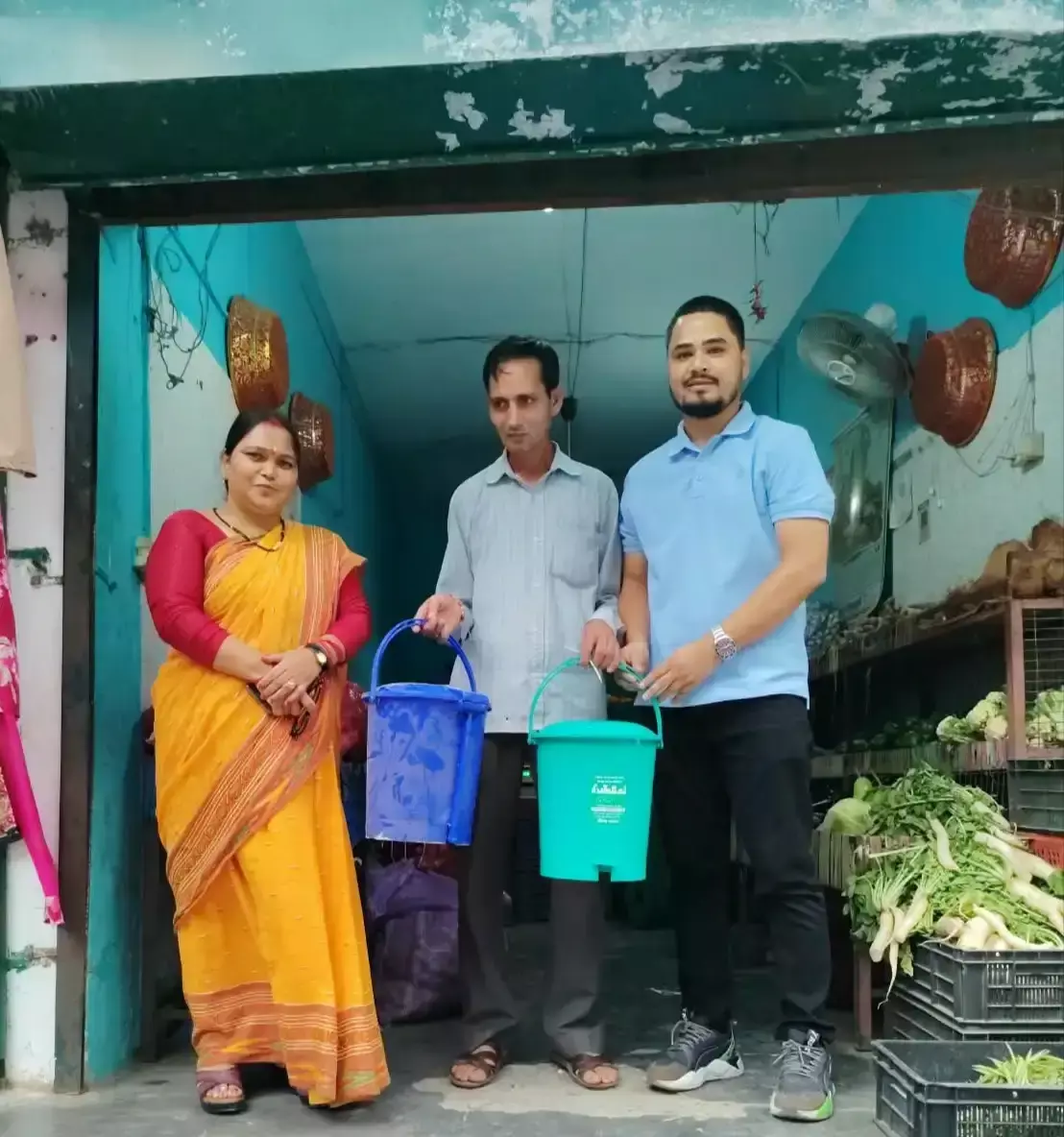 व्यापारियों को कूड़ेदान बांटकर स्वच्छता के प्रति किया जागरूक
