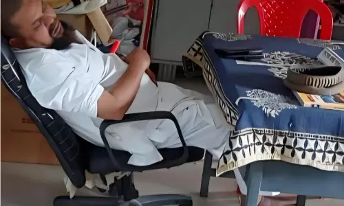 बच्चों के भविष्य से खिलवाड़ का आरोप, स्कूल में सोने वाले प्रधानपाठक को हटाने की मांग बच्चों के भविष्य से खिलवाड़ का आरोप, स्कूल में सोने वाले प्रधानपाठक को हटाने की मांग
