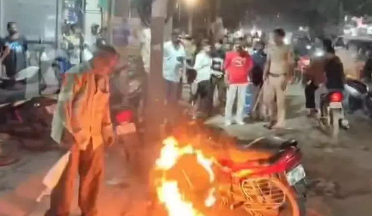 Telangana: पुलिस जांच के दौरान मोटर चालक ने बाइक को आग के हवाले कर दिया