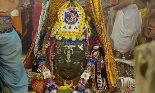 बाबा महाकाल का भांग से भव्य शृंगार, मस्तक पर विराजीं मां गंगा, भस्म आरती में बड़ी संख्या में शामिल हुए श्रद्धालु बाबा महाकाल का भांग से भव्य शृंगार, मस्तक पर विराजीं मां गंगा, भस्म आरती में बड़ी संख्या में शामिल हुए श्रद्धालु