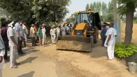 जेसीबी की टक्कर ने ली बाइक सवार की जान, चालक की तलाश जारी