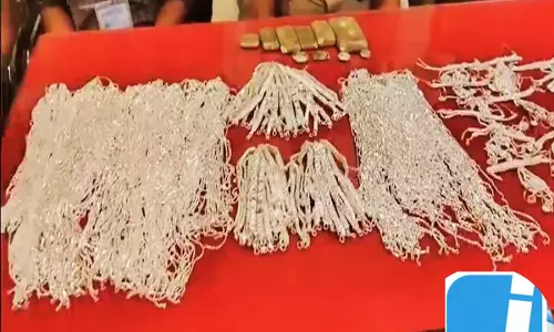 रेलवे स्टेशन पर चांदी की बड़ी खेप पकड़ी गई, 14.835 किलो जेवरात जब्त रेलवे स्टेशन पर चांदी की बड़ी खेप पकड़ी गई, 14.835 किलो जेवरात जब्त