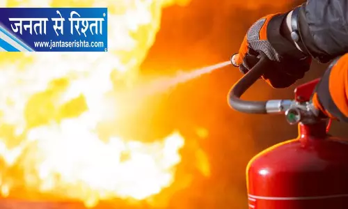 दिल्ली में आग का खौफनाक मंजर, घबराहट में शख्स ने बच्चे को खिड़की से फेंका दिल्ली में आग का खौफनाक मंजर, घबराहट में शख्स ने बच्चे को खिड़की से फेंका