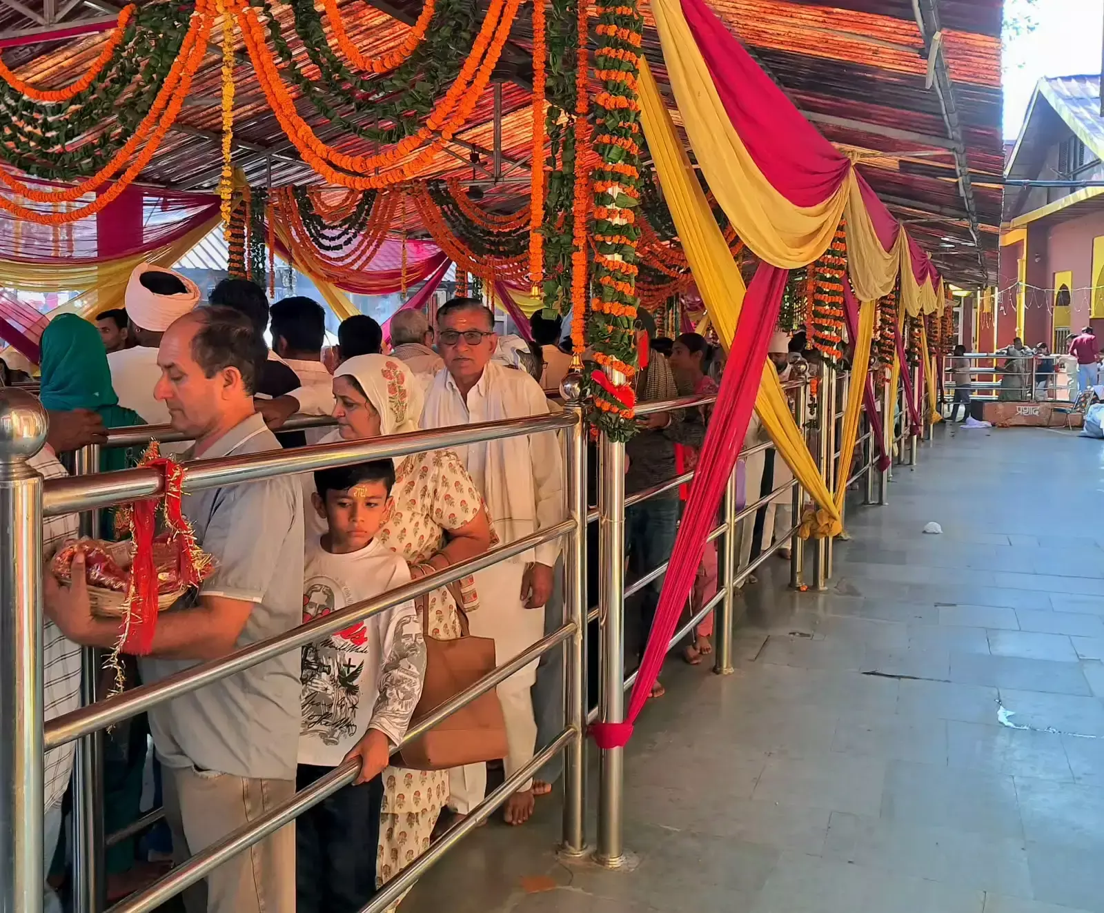चौथे नवरात्र पर माता बालासुंदरी के दरबार में भक्तों का सैलाब चौथे नवरात्र पर माता बालासुंदरी के दरबार में भक्तों का सैलाब