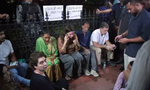 अंकिता भंडारी हत्याकांड में फिर उबाल, माता-पिता का इंडिया गेट पर प्रदर्शन अंकिता भंडारी हत्याकांड में फिर उबाल, माता-पिता का इंडिया गेट पर प्रदर्शन