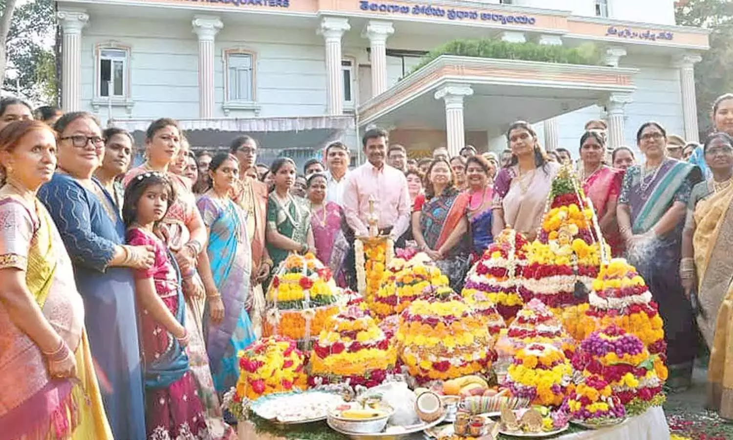 बथुकम्मा तेलंगाना की सांस्कृतिक विरासत को दर्शाता बथुकम्मा तेलंगाना की सांस्कृतिक विरासत को दर्शाता