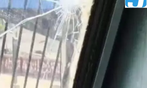 रैना से नहीं मिलने दिया तो जताया विरोध, जौनपुर में डेढ़ घंटे गहमागहमी