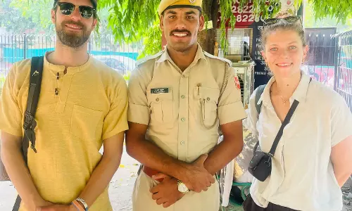 फ्रेंच भाषा में बातचीत कर विदेशी पर्यटकों की मदद कर रहे पुलिसकर्मी