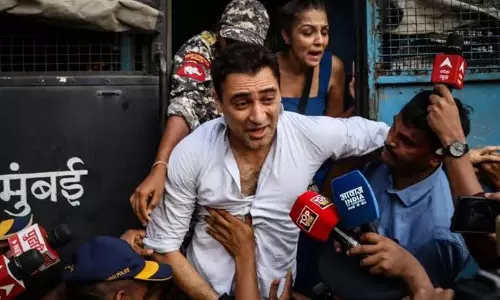 इमरान खान को मुंबई पुलिस का नोटिस, 28 अक्टूबर तक भारत छोड़ने का निर्देश इमरान खान को मुंबई पुलिस का नोटिस, 28 अक्टूबर तक भारत छोड़ने का निर्देश