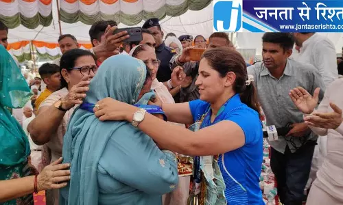 एशियाई खेलों की निशानेबाज नीरू ढांडा लौटीं घर, मां की आंखों से छलके आंसू एशियाई खेलों की निशानेबाज नीरू ढांडा लौटीं घर, मां की आंखों से छलके आंसू
