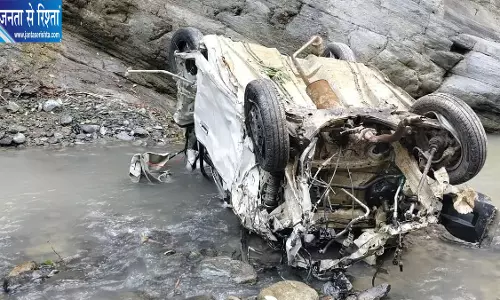 गहरी खाई में समाई कार, महिला की मौत
