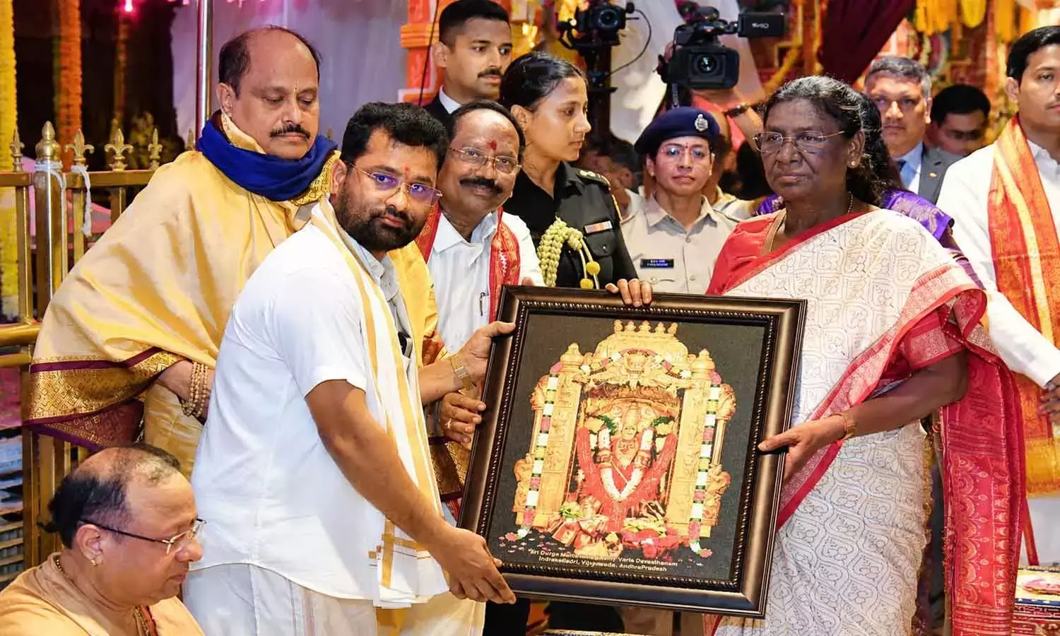 Andhra: राष्ट्रपति मुर्मू ने कनक दुर्गा मंदिर में पूजा की