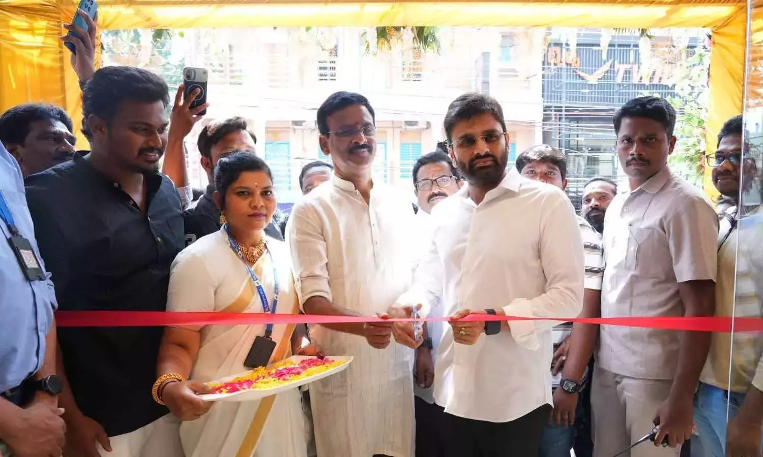 Andhra: एसआर शॉपिंग मॉल का उद्घाटन किया गया