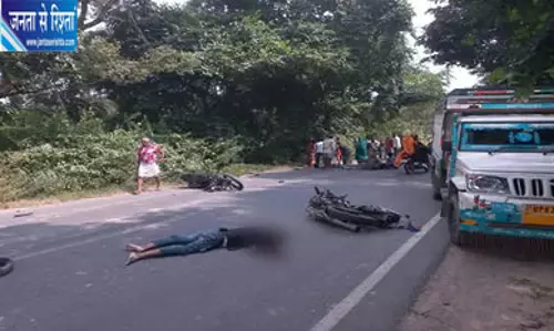 बेकाबू कार ने दो बाइकों को मारी टक्कर, 3 की मौत बेकाबू कार ने दो बाइकों को मारी टक्कर, 3 की मौत