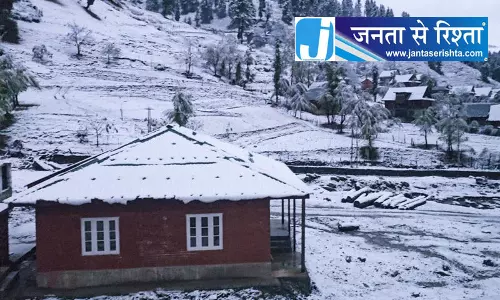 कश्मीर की वादियों में बर्फबारी का दौर, बर्फ से ढके ऊंचाई वाले इलाके कश्मीर की वादियों में बर्फबारी का दौर, बर्फ से ढके ऊंचाई वाले इलाके