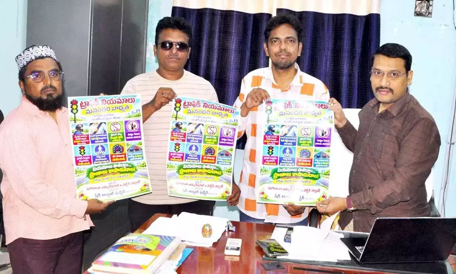 Andhra: यातायात नियमों के पोस्टर का अनावरण किया गया Andhra: यातायात नियमों के पोस्टर का अनावरण किया गया