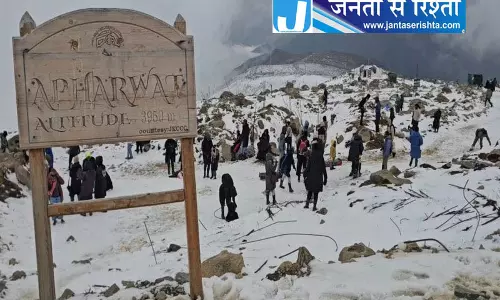 कश्मीर में मौसम का बदला मिजाज, ऊंचे इलाकों में बर्फबारी जारी